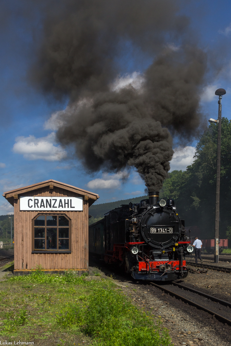 99 1741 steht im Cranzahler Bahnhof und bereitet sich auf die Abfahrt mit dem Personenzug nach Oberwiesenthal vor, 29.7.17