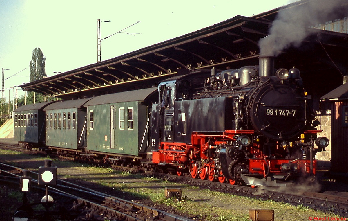 99 1747-7 vor dem abendlichen Personenzug nach Kurort Kipsdorf im Mai 2002 im Bahnhof Freital-Hainsberg