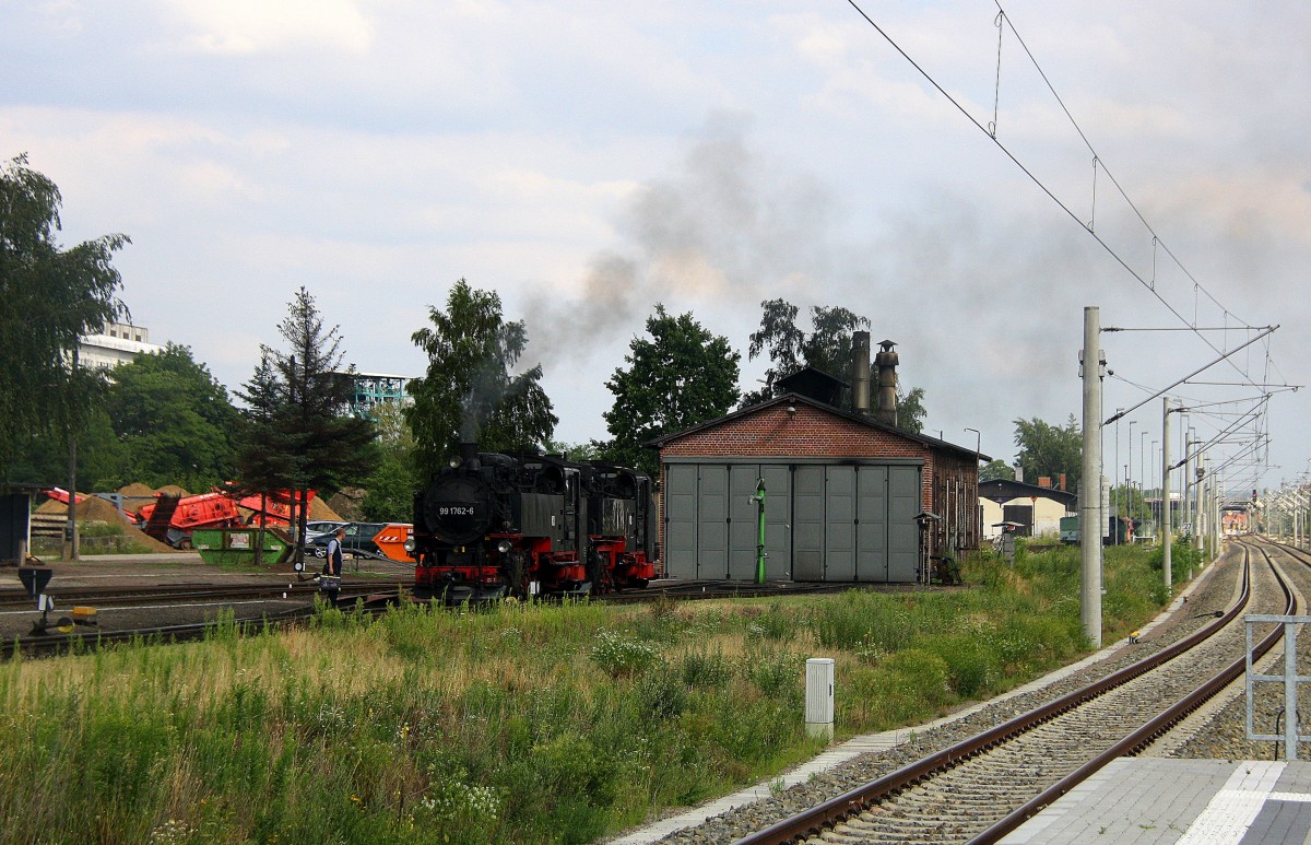 99 1762-6 und die 99 1789-9 rangieren in  Radebeul-Ost.
Bei Sommerwetter am Nachmittag vom 23.7.2015.