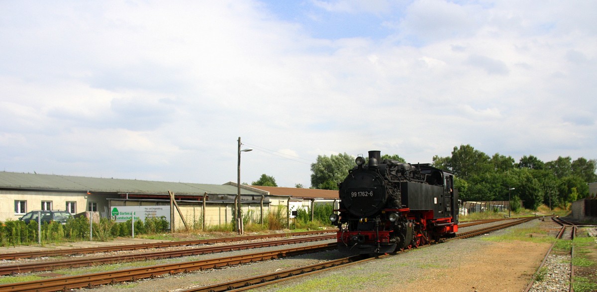 99 1762-6 rangiert mit Dampf in Radeburg. 
Aufgenommen von Bahnsteig von Radeburg. 
Bei Sommerwetter am Nachmittag vom 23.7.2015.