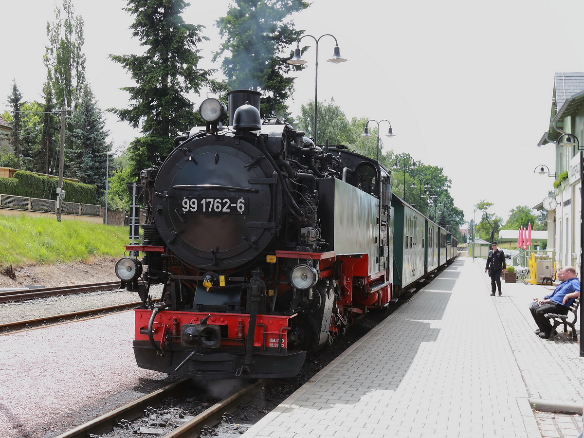 99 1762-6 steht am 19. Juni 2015 aus Radebeul Ost kommend im Bahnhof Moritzburg.
