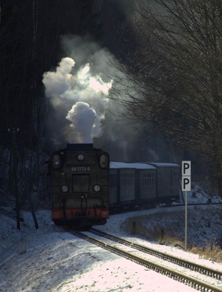 99 1772-5 mit einem Personenzug nach Cranzahl. 11.02.2016 11:07 Uhr.