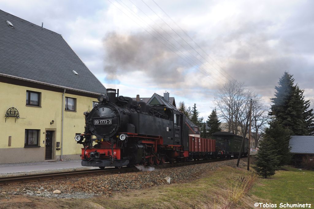 99 1773 mit Arbeitszug Az84023 am 14.04.2013 bei Neudorf