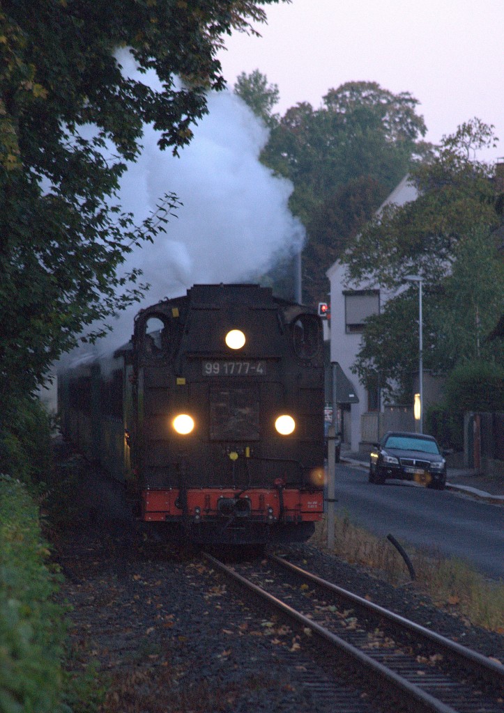 99 1777 - 4 mit dem Frhzug auf dem Wege nach Radebeul Ost.
02.10.2013 06:59 Uhr. Objektiv: das alte TAMRON  Tele-Makro 70-300 von der ersten Analog-Canon-Kamera als Testaufnahme,  erfllt vielleicht gerade die Kriterien ?