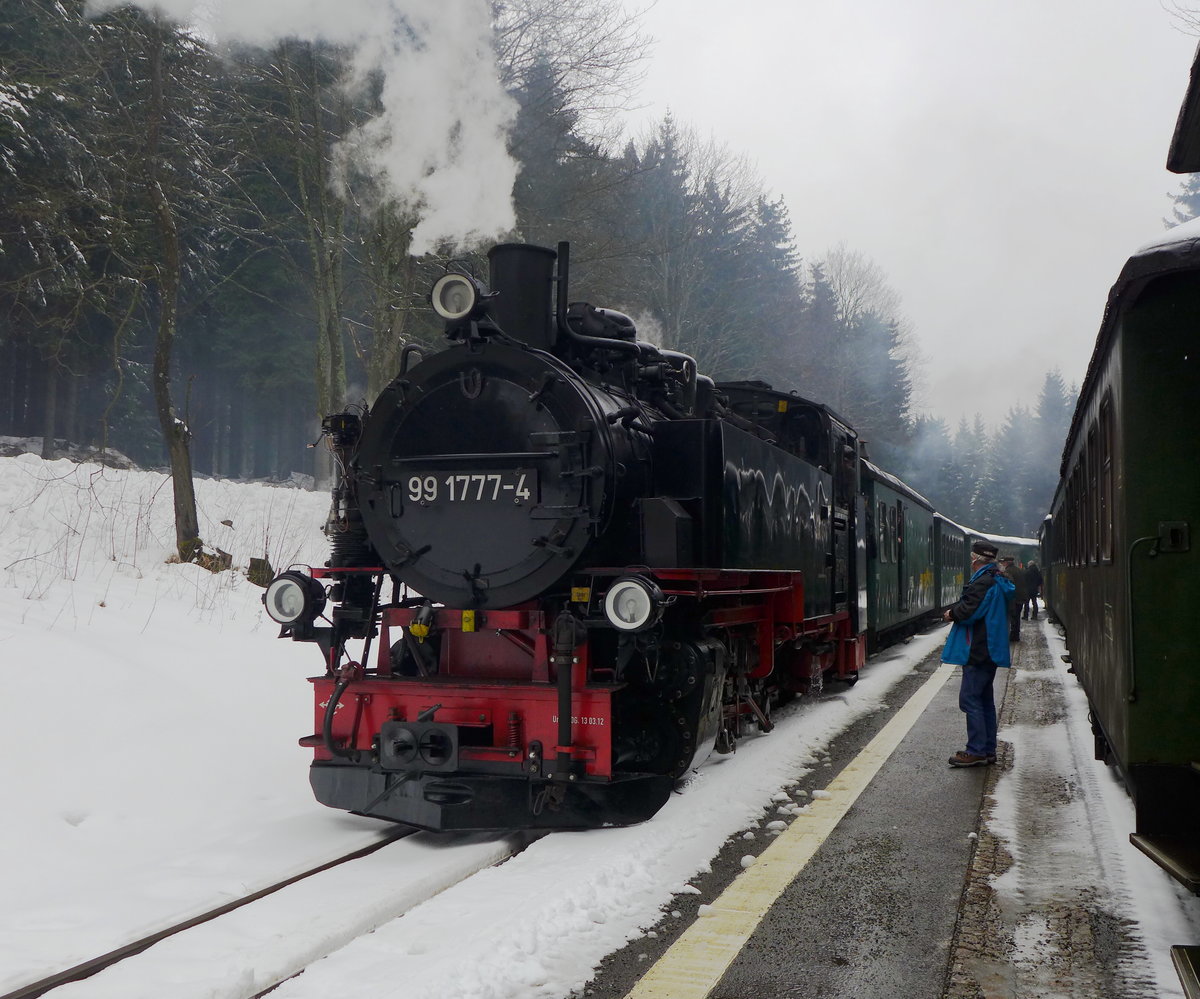 99 1777-4 mit P1005 (Cranzhal - Kurort Oberwiesenthal) begegnet im Bahnhof Niederschlag unserem talwärtsfahrenden Zug P1006.

Niederschlag, 22. März 2016
