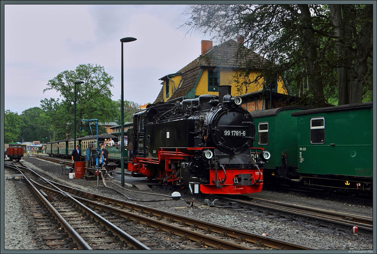 99 1781-6 beim Auffrischen der Vorräte im Endbahnhof Göhren. (17.08.2019)