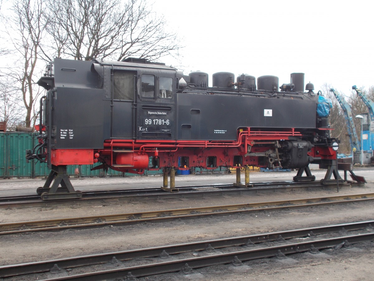 99 1781 aufgebockt,am 29.März 2015,in Putbus.