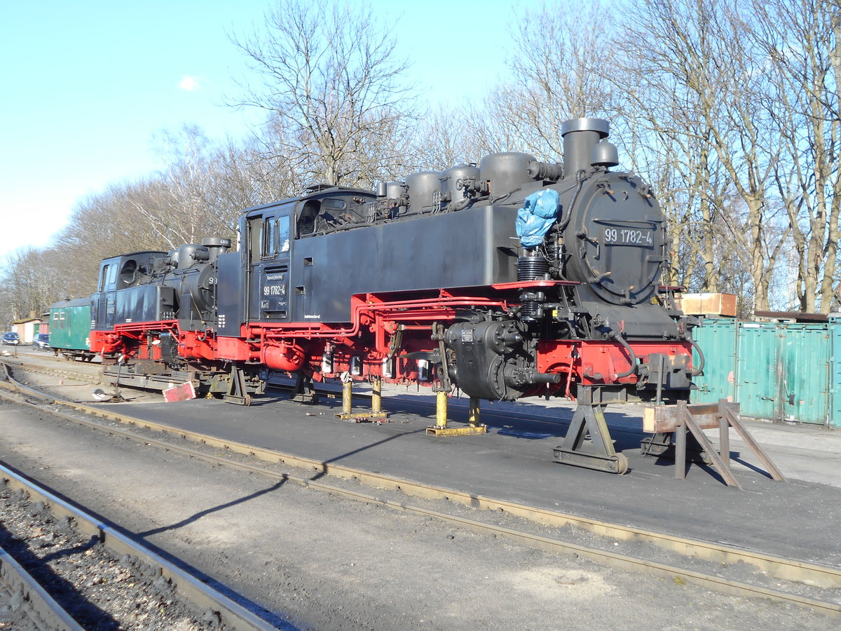 99 1782 und 99 4802 ohne Räder,am 19.März 2019,aufgebockt in Putbus.