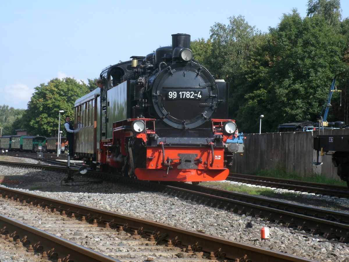 99 1782 rangierte in Putbus den gemieteten Traditionswagen Nr.53 an den Schlu vom planmigen P105 nach Ghren.Aufnahme am 14.September 2013.