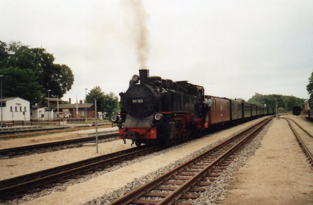 99 (1)783 im August 2000 im Einsatz in Putbus bevor die Lok jahrelang auf das Putbuser Milionengleis verschwand und im letzten Jahr Rügen wieder verließ.