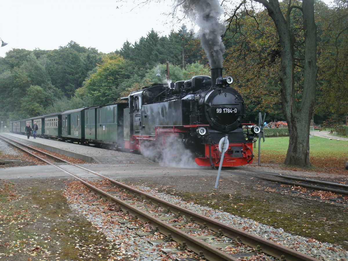 99 1784 fuhr,am 05.Oktober 2013,zum letzten Mal in diesem Jahr,den P102 von Ghren nach Lauterbach Mole.Ab den 06.Oktober fahren die Zge nur ab und bis Putbus.Aufnahme beim Halt an der Station Garftitz.