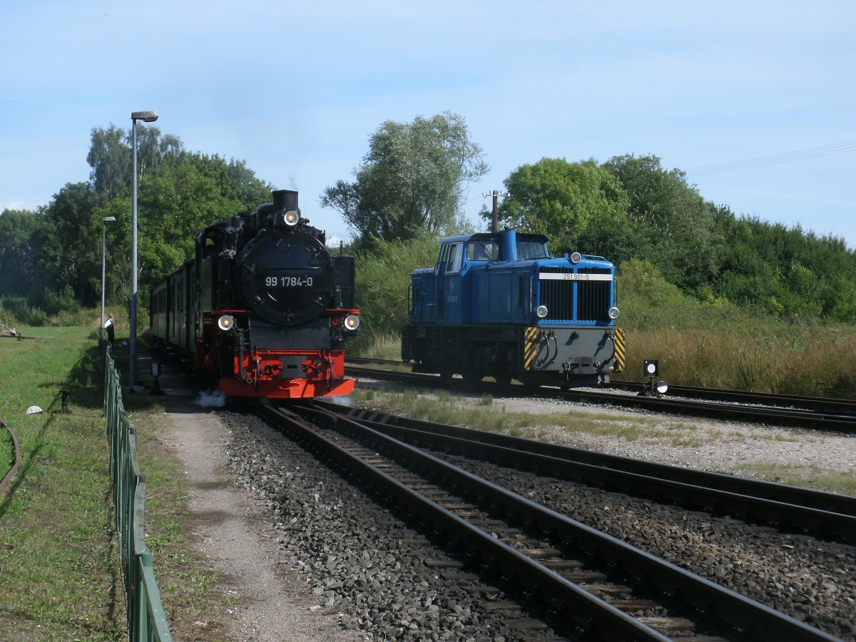 99 1784 kam mit dem P102 aus Ghren,am 24.August 2013,in Putbus an,whrend die 251 901 bereits schon wartete um an den Schlu vom eingefahrenen Zug zufahren.