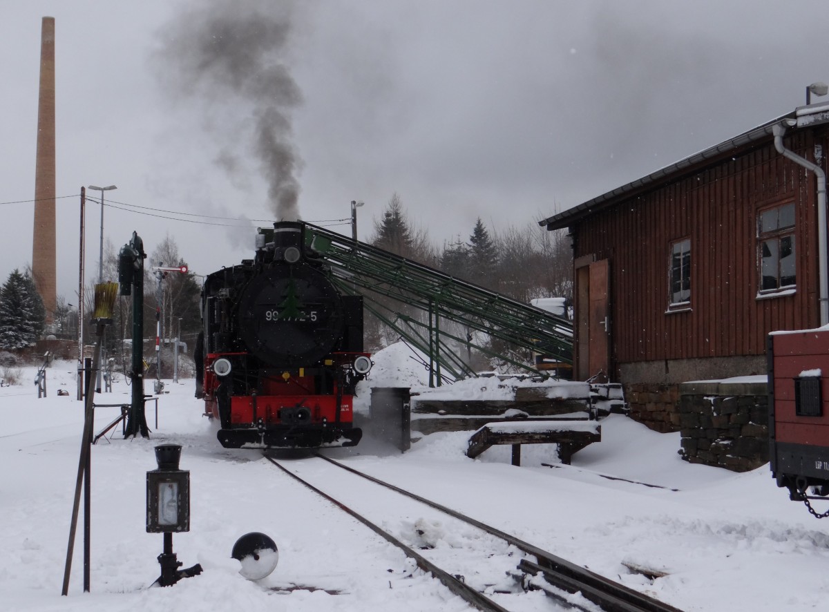 99 1785-7 der Fichtelbergbahn steht am 04.01.15 in Cranzahl.