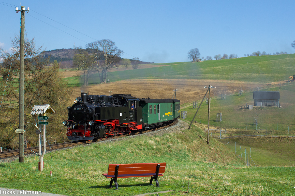 99 1785-7 mit hohem Lokschild bei Cranzahl, 10.4.17