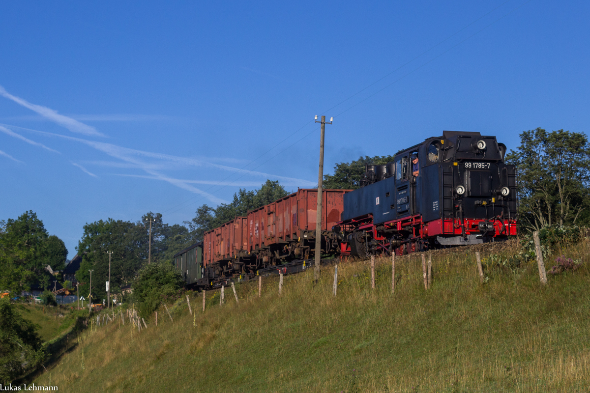 99 1785 mit dem Fotogüterzug im frühem Morgendlicht und fährt durch Unterwiesenthal Richtung Cranzahl, 30.07.17