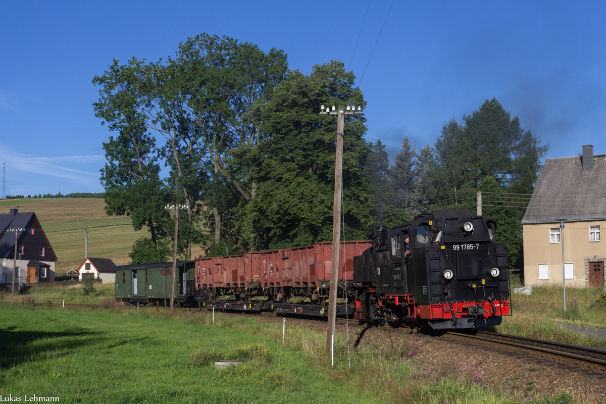 99 1785 mit dem Fotogüterzugbei der Einfahrt in Neudorf, 30.7.17
