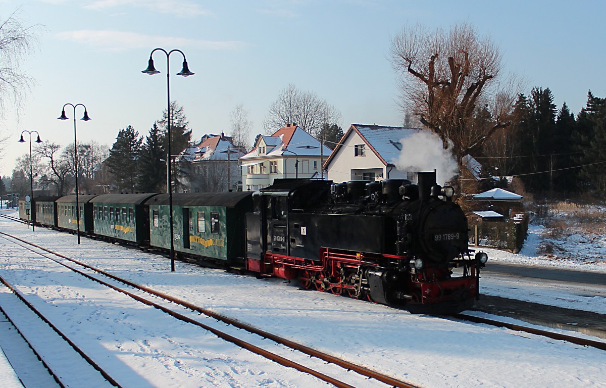 99 1789-9 kommt am 30.01.2014 mit dem P 3006 aus Radebeul Ost in seinem Zielbahnhof in Moritzburg an. Dieser Zug endet hier, nach dem Umsetzten wird er zurück nach Radebeul Ost fahren.