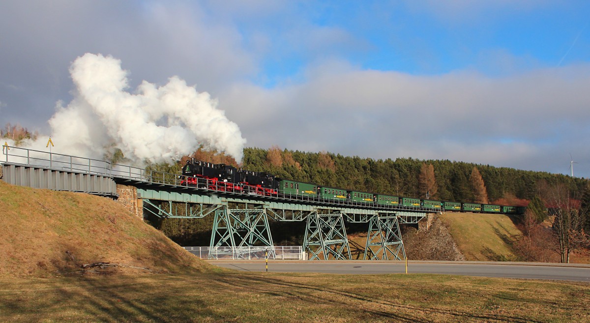 99 1793-1 und 99 1741-0 haben am 30.12.2015 mit dem P 1005 (Cranzahl - Oberwiesenthal) gleich den Endbahnhof erreicht. Sie überqueren gerade das Viadukt Hüttenbachtal in Oberwiesenthal. Zwischen den Feiertagen hat man einige Umläufe bei der SDG mit zwei Dampfloks bespannt. Der Gegenzug fuhr mit einer Dampflok und Diesellok.