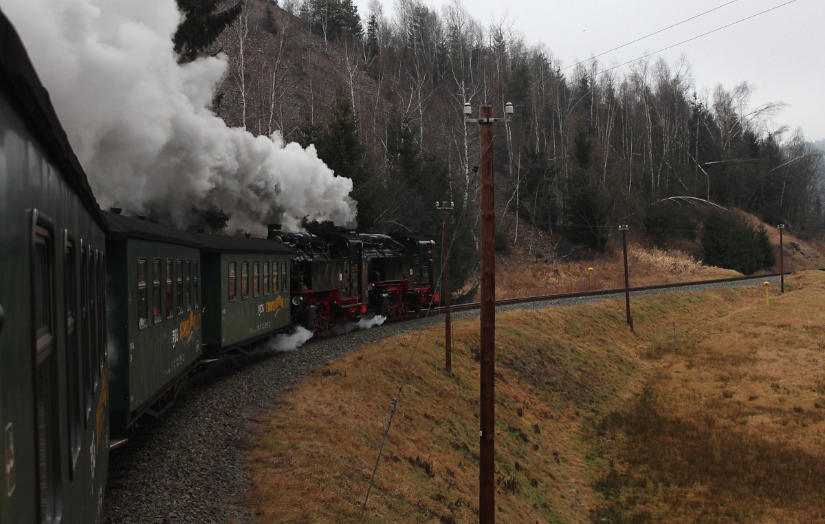 99 1793-1 und 99 1741-0 sind am 30.12.2015 gerade mit dem P 1004 (Oberwiesenthal - Cranzahl) zwischen Hammerunterwiesenthal und Niederschlag unterwegs.