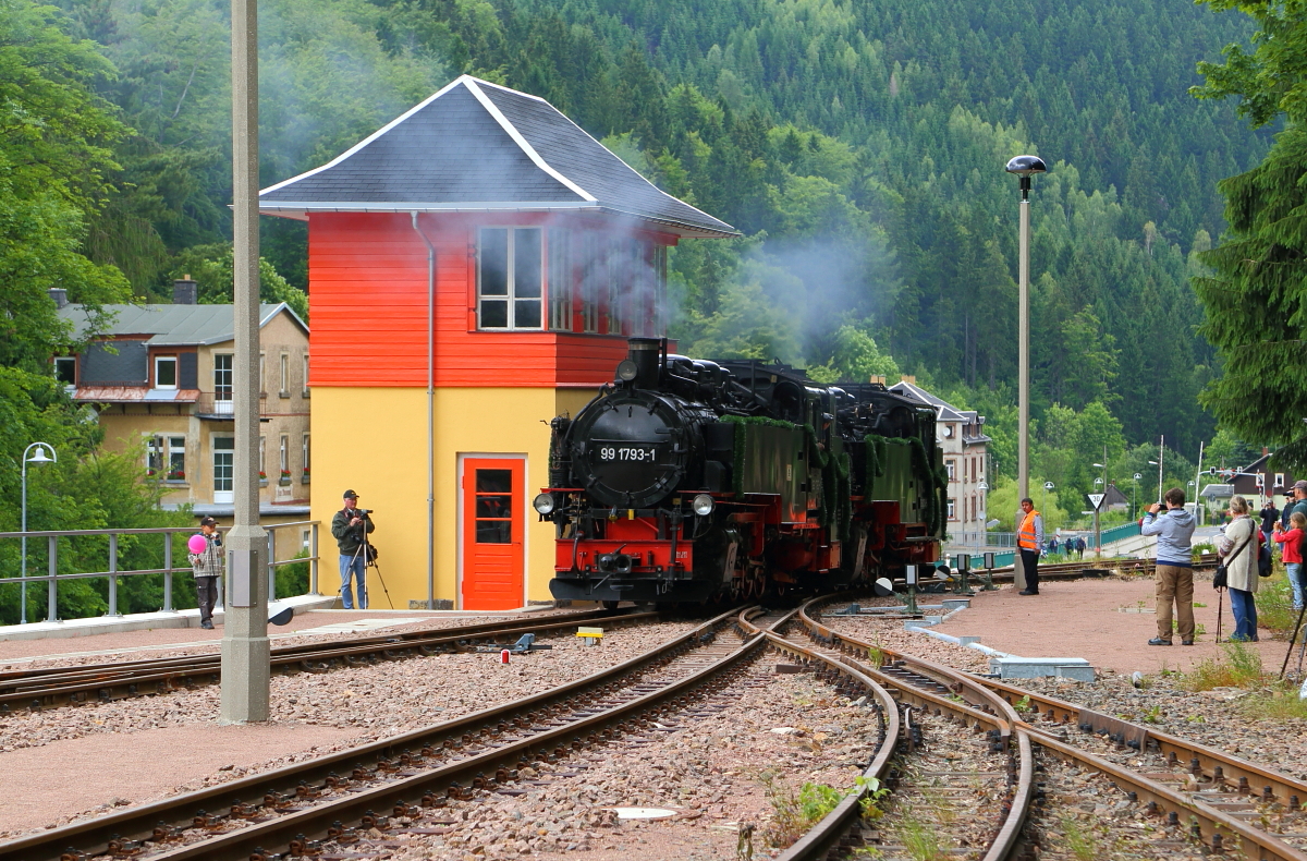 99 1793 und 99 1734 am 17.06.2017 auf Rangierfahrt im Bahnhof Kurort Kipsdorf. Sie werden gleich P6003 übernehmen, den ersten Planzug von Kipsdorf nach Freital-Hainsberg, nach der Flutzerstörung der Strecke im Jahre 2002. (Bild 2)