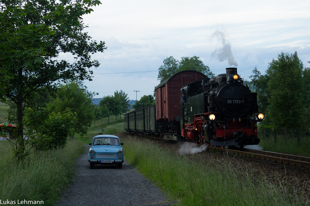 99 1793 hat eine parallelfahrt mit dem guten alten Trabant in Vierenstraße, 20.06.2016