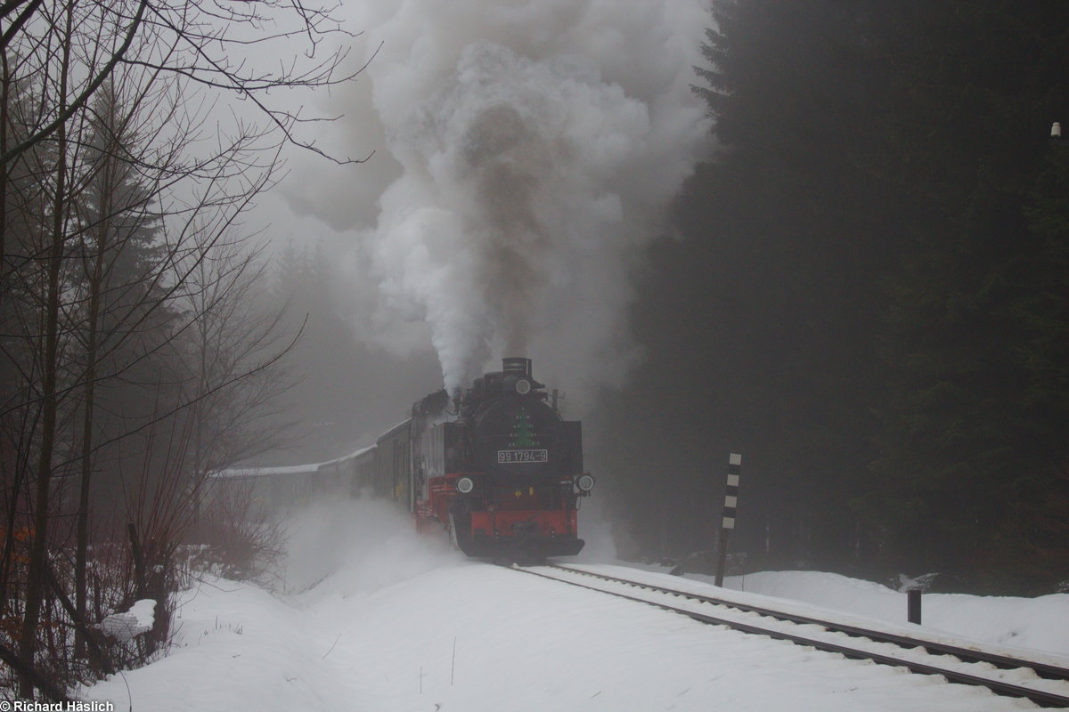 99 1794-9 ballert mit einem lautem Pfiff durch Kretscham-Rothensehma.

31.12.2018