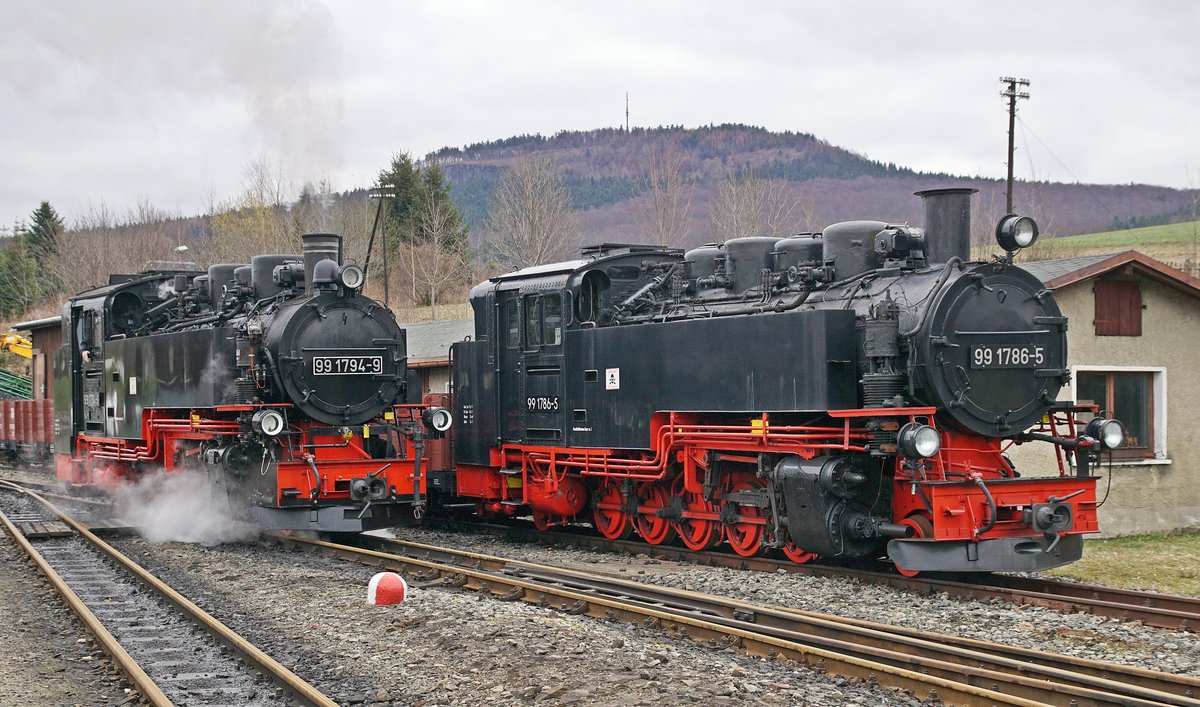 99 1794 und 99 1786 (kalt) im Bahnhof von Cranzahl. Aufgenommen am 29.03.2019