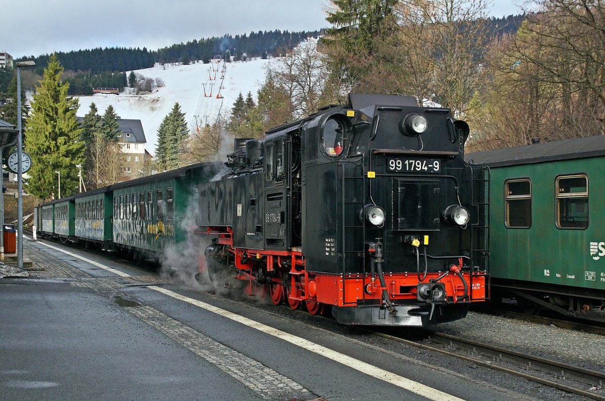 99 1794 steht am 29.03.2019 Abfahrbereit im Bahnhof von Oberwiesenthal.
