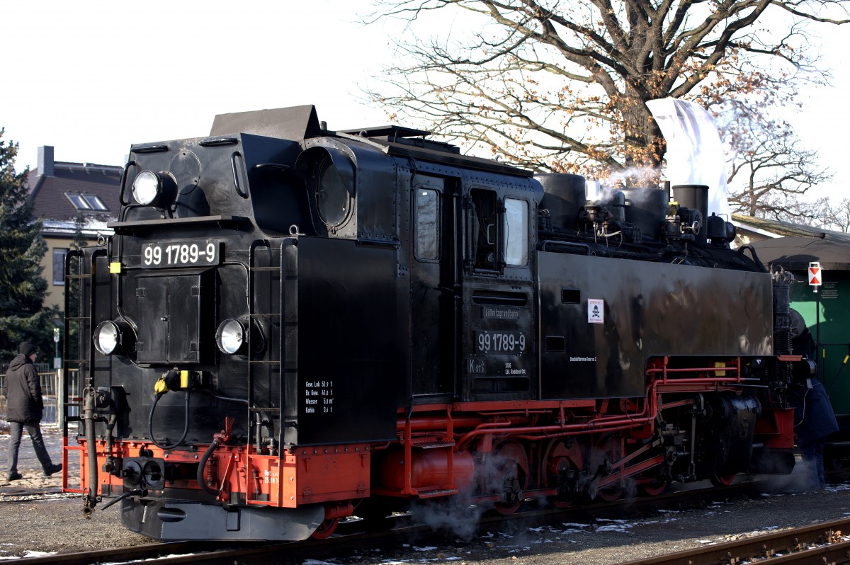99 1798-9 hat sich soeben vor den Zug nach Radebeul Ost  gesetzt.01.02.2014 11:33 Uhr.