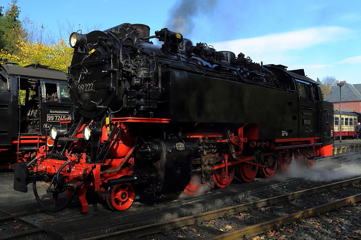 99 222 am 17.10.2014 im Bahnhof Drei Annen Hohne.