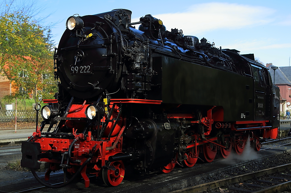 99 222 am 17.10.2014 kurz vor Übernahme von P8920 aus Nordhausen zur Weiterfahrt in Richtung Brocken im Bahnhof Drei Annen Hohne.