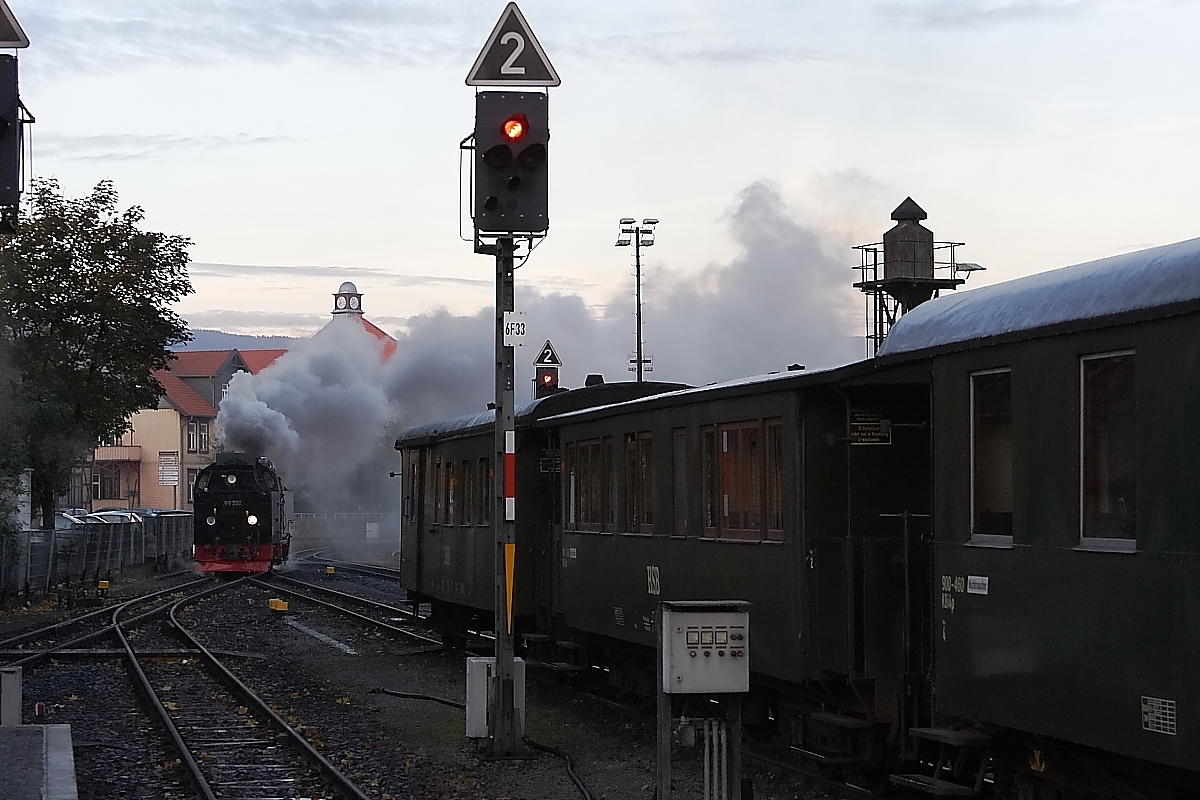 99 222 am Morgen des 19.10.2013 bei der Einfahrt in den Bahnhof Wernigerode. Sie wird hier in wenigen Augenblicken den Foto-Güterzug der HSB übernehmen, welcher einen Sonderzug der IG HSB nach Eisfelder Talmühle als Fotokulisse begleiten wird. Rechts sind drei Wagen des Traditionszuges der HSB zu sehen.