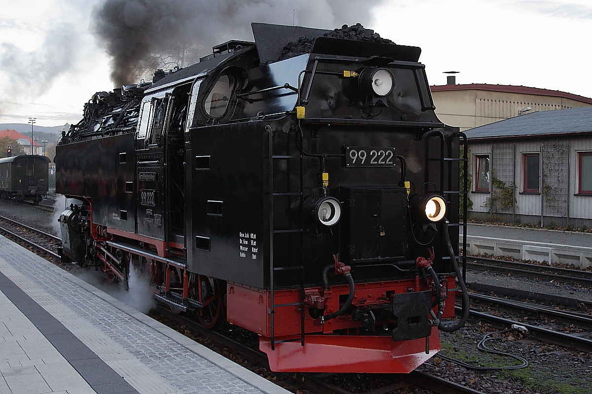 99 222 am Morgen des 19.10.2013, fotofein auf Hochglanz poliert, im Bahnhof Wernigerode. Da sie heute mit dem Fotogüterzug der HSB für einen Sonderzug der IG HSB nach Eisfelder Talmühle als rollendes Fotomodell fungiert, hat sie sich so richtig  in Schale geschmissen ! Hier haben die  Kosmetiker  aber ganze Arbeit geleistet! ;-)