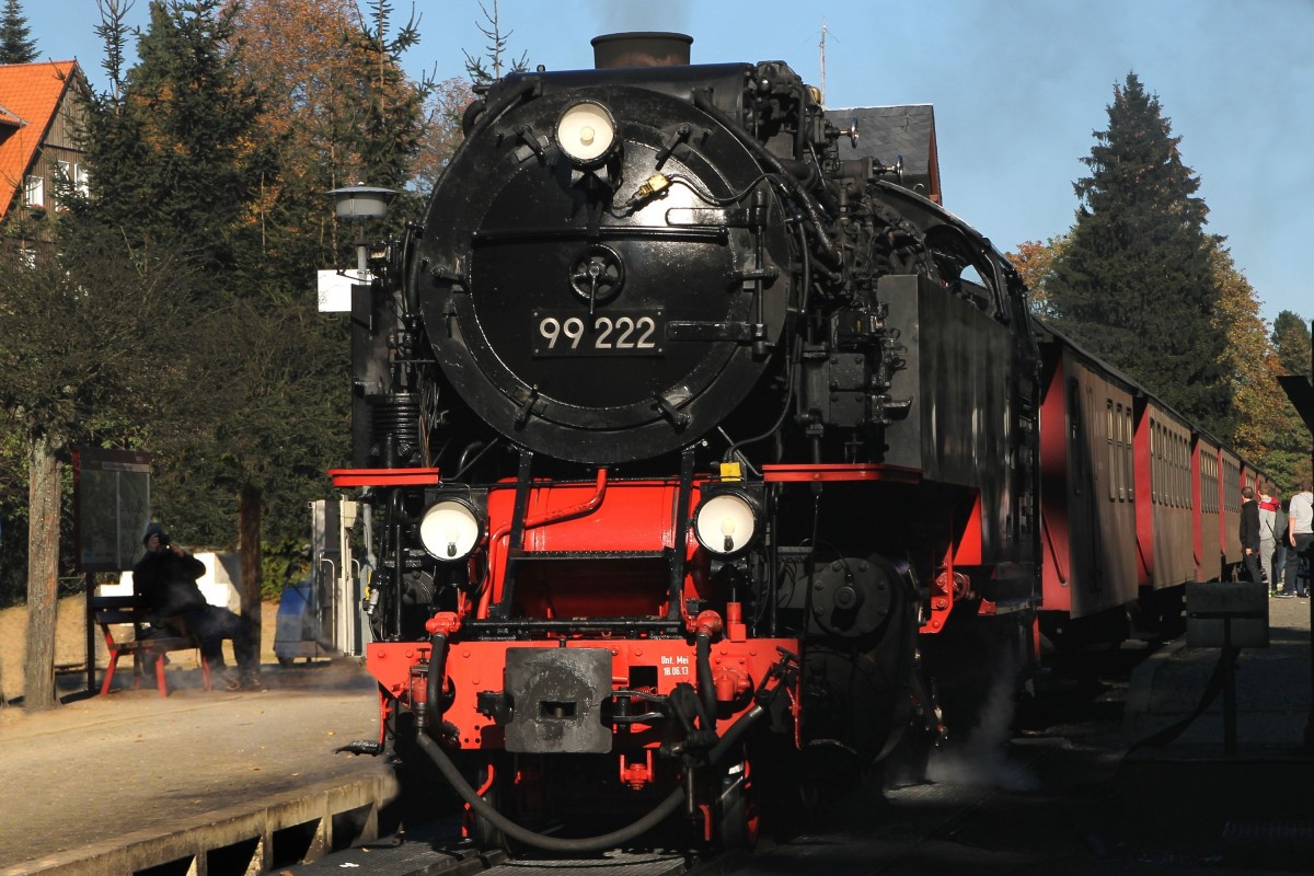 99 222 (Baujahr: 1931) der Harzer Schmalspurbahn GmbH (HSB) mit Lokzalzug 8937 Wernigerode-Brocken auf Bahnhof Drei Annen Hohne am 4-10-2014.