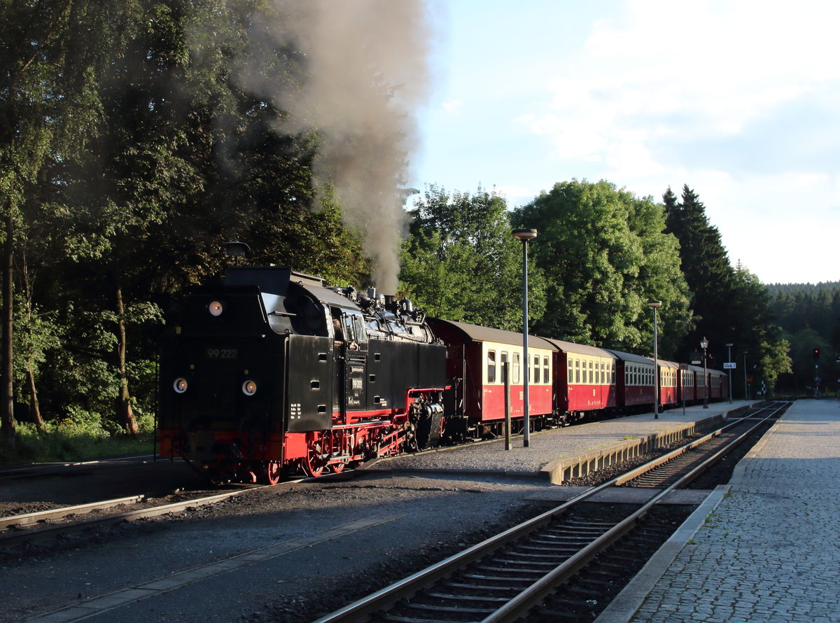 99 222 bei der Abfahrt aus dem Bahnhof Drei Annen Hohne mit dem P8938 (Brocken - Wernigerode). Nachdem ich dieses Bild gemacht hatte begann das Rennen zwischen diesem Zug und mir auf dem Rad... (Bild 1/2)

Drei Annen Hohne, 04. August 2017