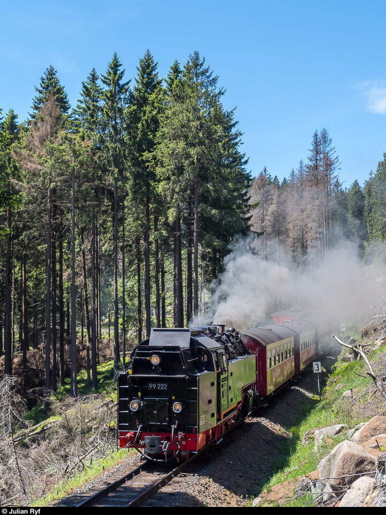 99 222 fährt am 1. Juni 2017 zwischen Brocken und Schierke talwärts Richtung Wernigerode.