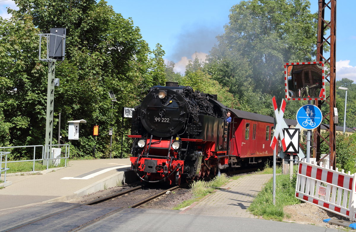 99 222 hat mit dem P8937 (Wernigerode - Brocken) den Haltepunkt Wernigerode Hochschule Harz erreicht.

Wernigerode Hochschule Harz, 06. August 2017