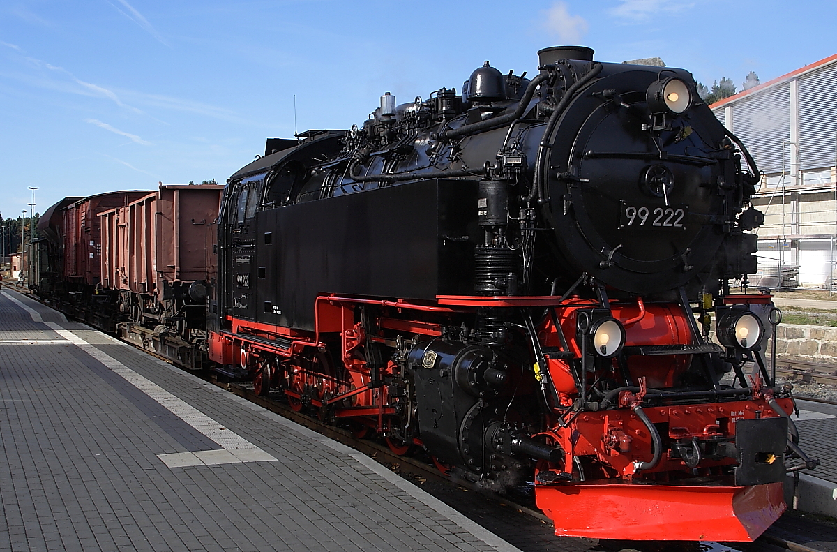 99 222 mit dem Foto-Güterzug der HSB am 19.10.2013 auf Gleis 1 im Bahnhof Benneckenstein.