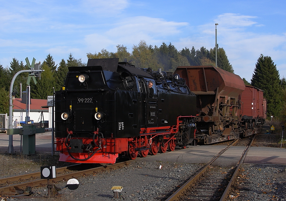 99 222 mit dem Foto-Güterzug der IG HSB am 19.10.2013, auf der Rückfahrt nach Wernigerode, bei der Einfahrt in den Bahnhof Benneckenstein.