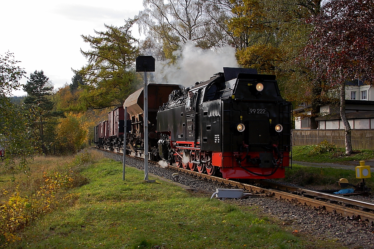 99 222 mit dem Foto-Güterzug der HSB am Nachmittag des 19.10.2013, aus  Eisfelder Talmühle  kommend, kurz vor Einfahrt in den Bahnhof Elend. Zum Einsatz kam dieses Gespann heute als rollende Fotokulisse für einen Sonderzug der IG HSB im Rahmen einer dreitägigen Veranstaltung des Vereins unter dem Motto  Schmalspur-Romantik im Oktober .