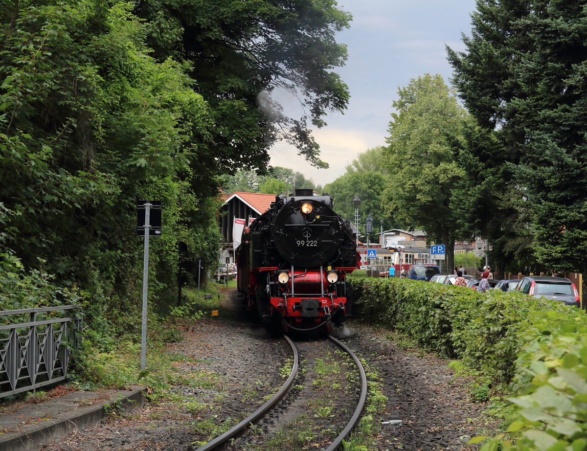 99 222 verlässt mit dem P8939 (Wernigerode - Brocken) den Bahnhof Wernigerode Westerntor. Am Zugschluss läuft noch 187 018-7 als P8905 (Wernigerode - Eisfelder Talmühle) bis Drei Annen Hohne mit.

Wernigerode Westerntor, 01. August 2017