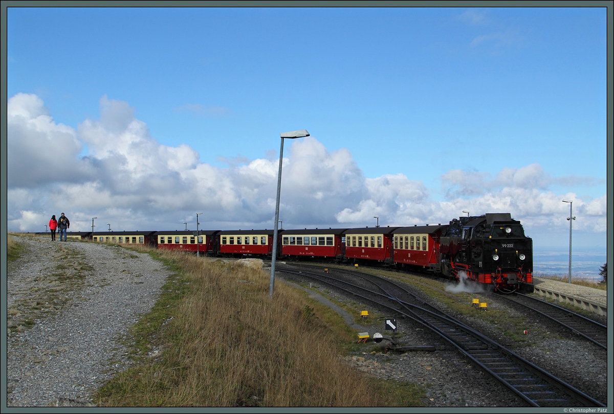 99 222 wartet am 27.09.2015 mit P 8924 im Bahnhof Brocken auf die Abfahrt Richtung Wernigerode. Das schöne Herbstwetter ermöglicht an diesem Tag eine gute Fernsicht.