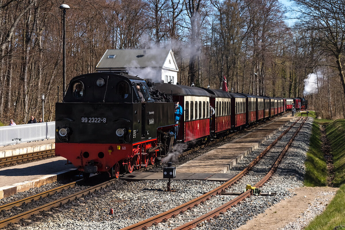 99 2322-8 erwartet Ausfahrt in Heiligendamm während 99 2324-4 den Bahnhof in Richtung Bad Doberan verlässt - 17.04.2022