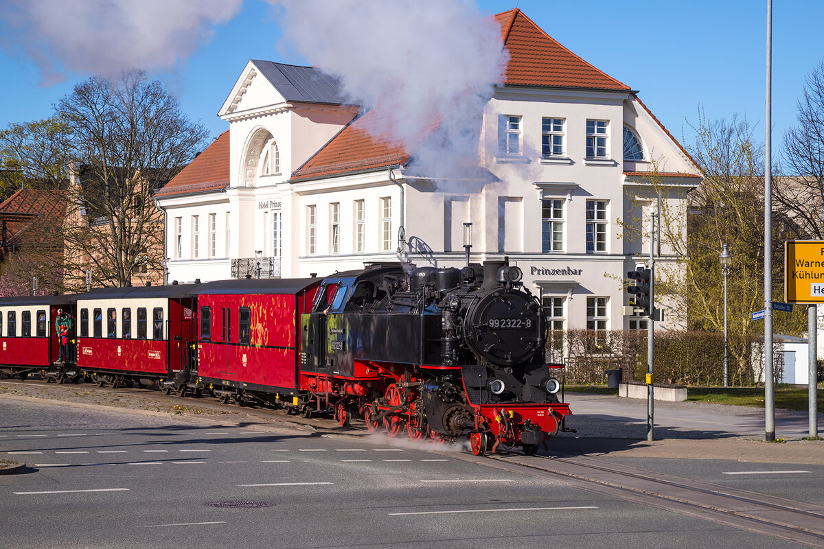 99 2322-8 vor dem Hotel Prinzenpalais in Bad Doberan - 16.04.2022