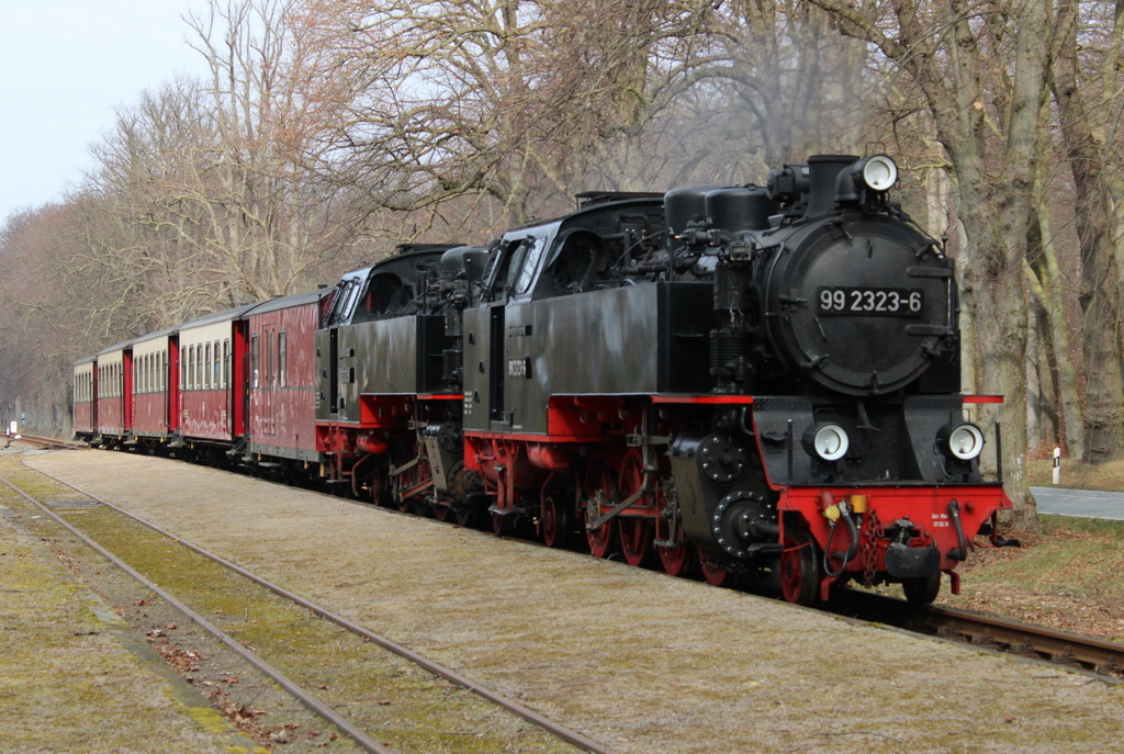 99 2323-6+ 99 2322-8 mit MBB 14615 von Ostseebad Kühlungsborn West nach Bad Doberan bei der Durchfahrt im Haltepunkt Rennbahn.24.03.2021