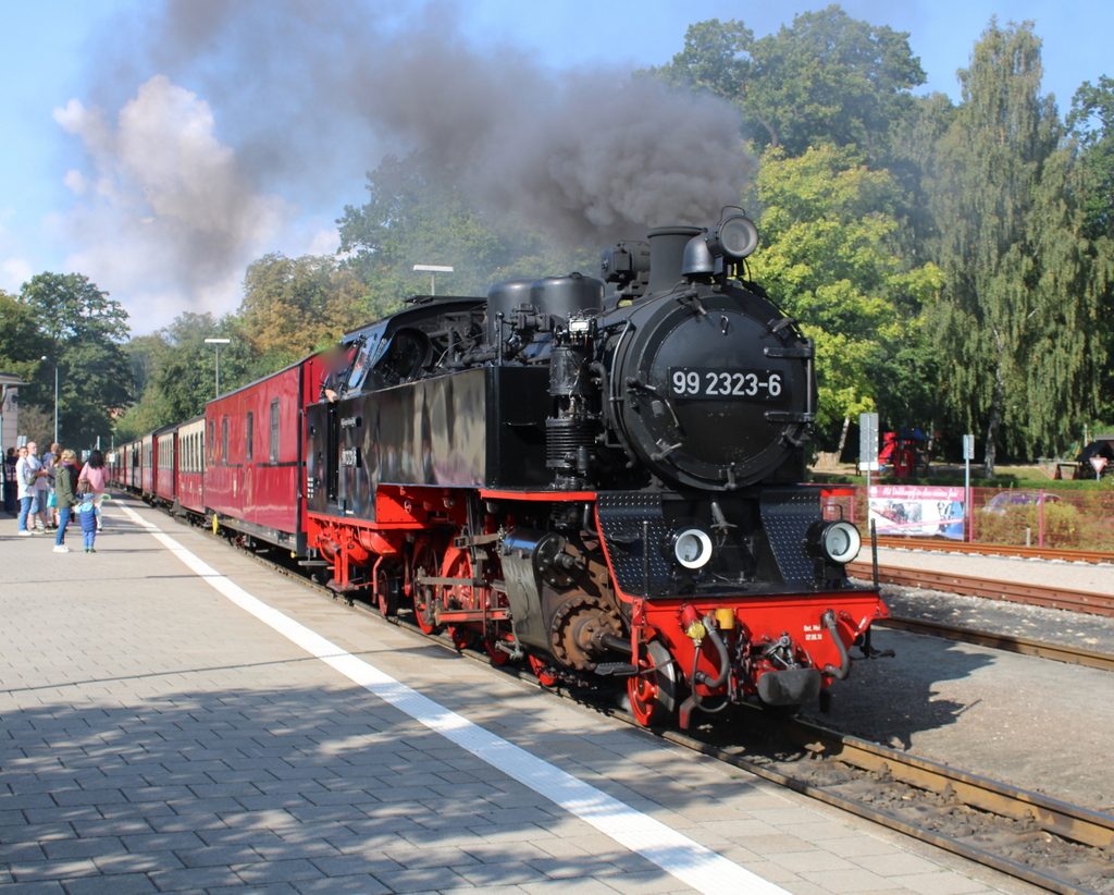 99 2323-6 bei der Einfahrt am 23.09.2023 in Bad Doberan 