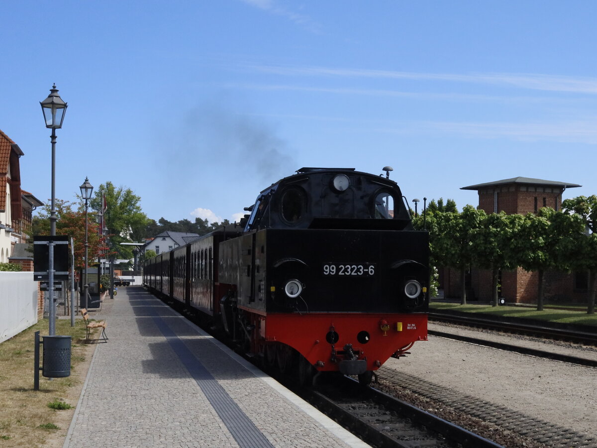 99 2323-6 l�uft in K�hlungsborn West ein. 16.05.2025  12:40 Uhr.