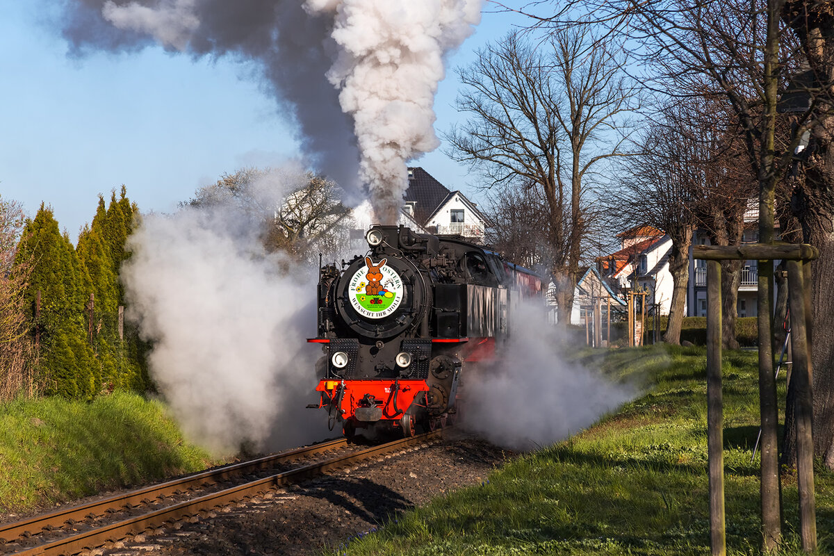 99 2324-4 Mit viel Dampf beschleunigt die Lok nach der Ausfahrt aus dem Bahnhof Kühlungsborn West - 18.04.2022