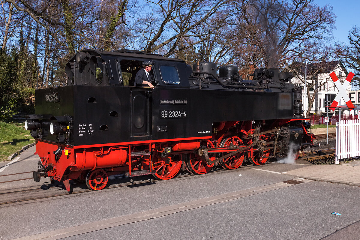 99 2324-4 während des Rangierens am Bahnhof Bad Doberan - 16.04.2022