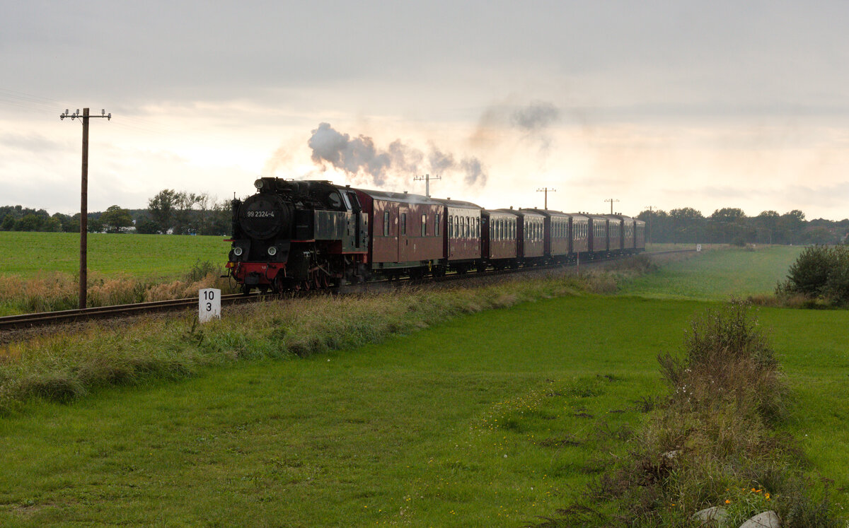99 2324 am 16.09.2021 bei der Einfahrt in den Haltepunkt Steilküste. 